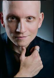 How tall is Anthony Carrigan?